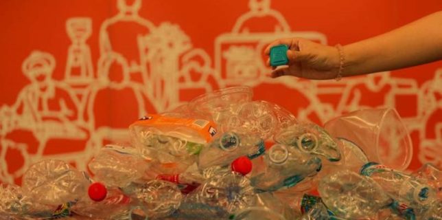 75% dintre respondenţii la un sondaj realizat în 28 de ţări doresc interzicerea materialelor plastice de unică folosinţă