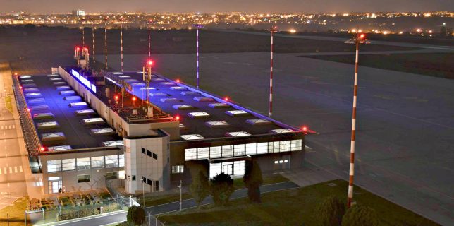 Aeroportul din Sibiu, primul din ţară care va avea o bibliotecă pentru pasageri