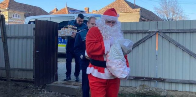Alba: Daruri oferite de poliţişti copiilor, în cadrul unei campanii umanitare de Crăciun