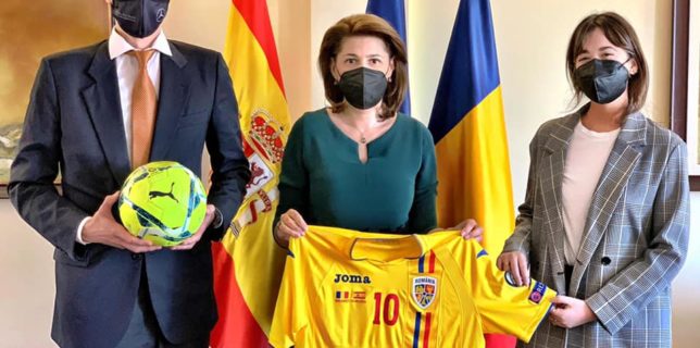 Ambasadorul României în Regatul Spaniei a înmânat tricoul oficial al Echipei naționale de fotbal a României