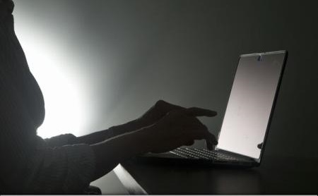 Amnesty International – Aproape un sfert dintre femei se confruntă cu abuzuri online
