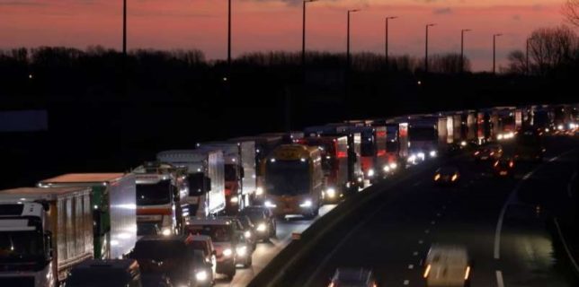 Asociaţie de voluntari: Sute de români, şoferi de TIR şi turişti, sunt blocaţi în trafic între Marea Britanie şi Franţa