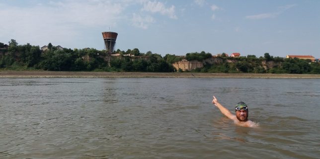 Avram Iancu a stabilit un nou record de distanță în maratonul său de înot de pe Dunăre