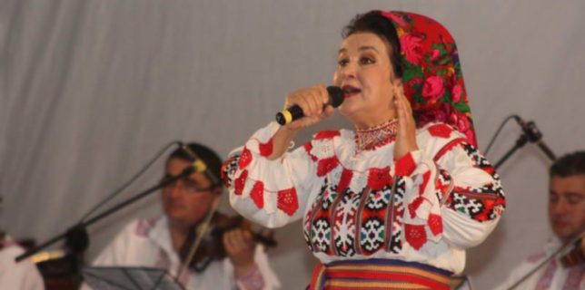 Bihor: Consiliul Judeţean o sărbătoreşte pe interpreta de muzică populară Florica Bradu