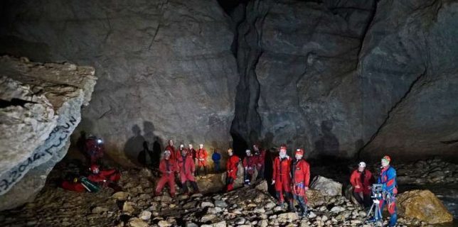 Bihor – Speologi români şi polonezi, la un exerciţiu de salvare în peştera cu cel mai înalt portal din România