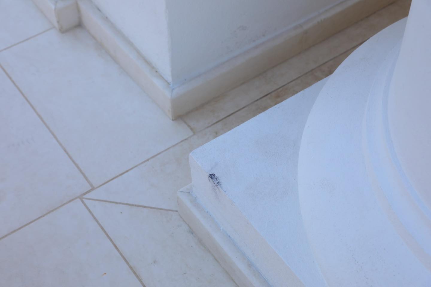 Cazinoul, abia deschis, a fost vandalizat de vizitatori iresponsabili. Fără Respect pentru patrimoniu-5