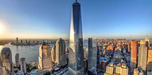 Clădirea-turn "One World Trade Center" a fost construită în memoria fostului complex de clădiri World Trade Center, distrus la 11 septembrie 2001