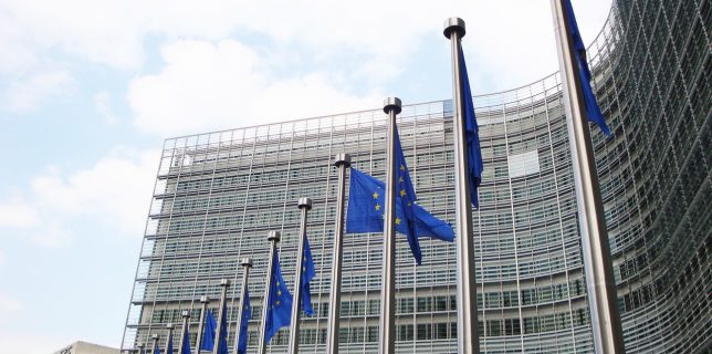 Comisia Europeană avertizează asupra riscurilor de securitate asociate reţelelor 5G , dar se abţine să critice China şi Huawei