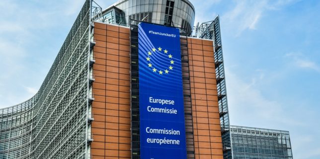 Comisia Europeană va ajuta 17 state membre, inclusiv România, să îşi reducă dependenţa de combustibilii fosili ruşi