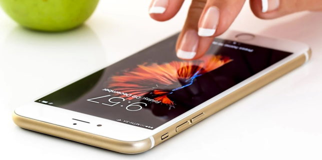 Consumatorii europeni fac plângeri împotriva Apple pentru că încetineşte performanţele modelelor vechi de iPhone