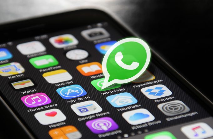 Cum s-a schimbat – sau nu – limbajul iubirii în era WhatsApp