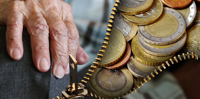 Câți pensionari sunt și cât mai e pensia medie în România