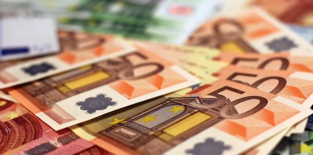 Cîţu Astăzi, pentru prima oară în istorie, România s-a împrumutat cu dobânzi negative în euro