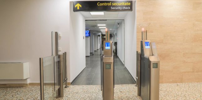 Doi spanioli cu certificate digitale de vaccinare false, depistaţi la Aeroportul Otopeni
