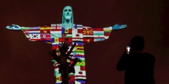 Drapele a 166 de ţări, proiectate pe statuia Cristos Mântuitorul din Brazilia