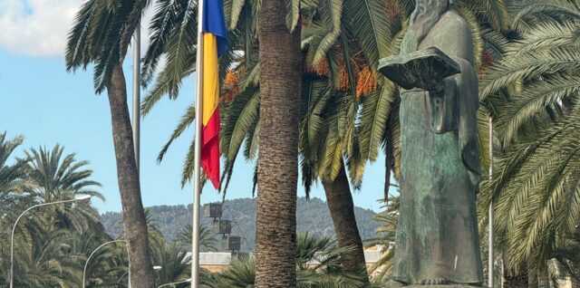 Drapelul-Romaniei-arborat-langa-statuia-lui-Ramon-Llull-in-Plama-Insulele-Baleare