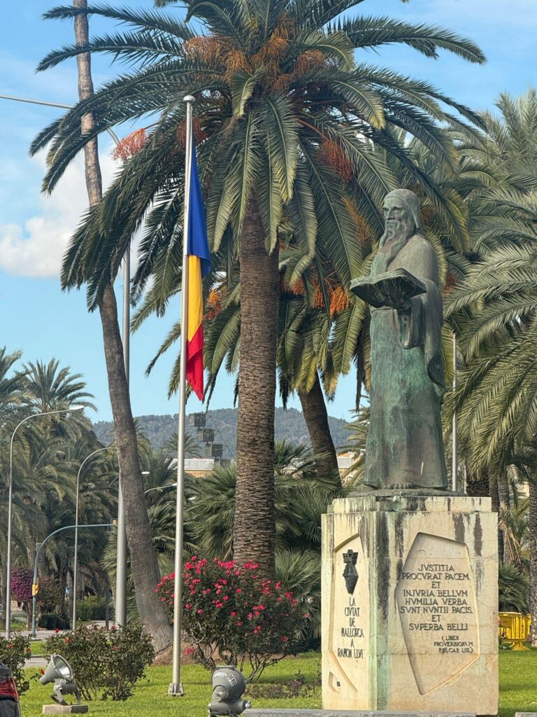 Drapelul-Romaniei-arborat-langa-statuia-lui-Ramon-Llull-in-Plama-Insulele-Baleare