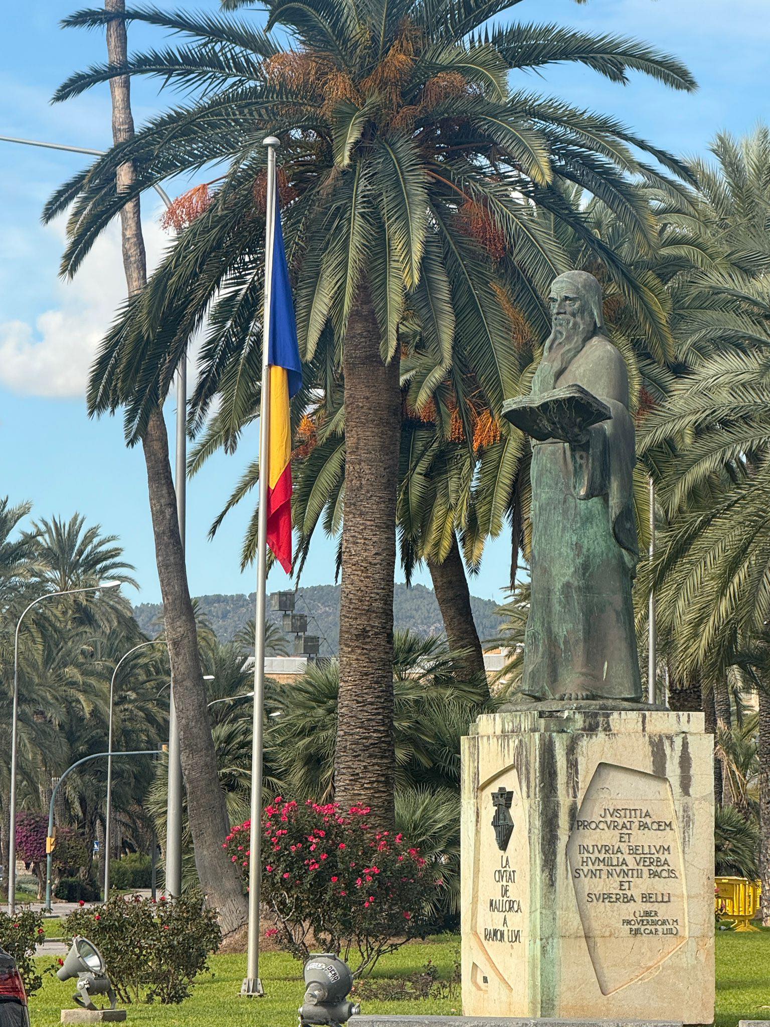 Drapelul-Romaniei-arborat-langa-statuia-lui-Ramon-Llull-in-Plama-Insulele-Baleare
