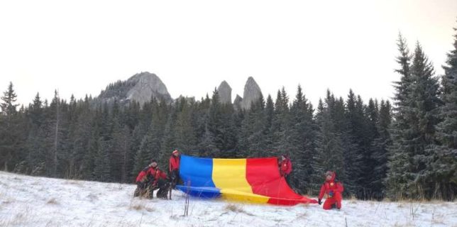 Drapelul României, arborat de Ziua Naţională pe Muntele Rarău, de salvamontişti