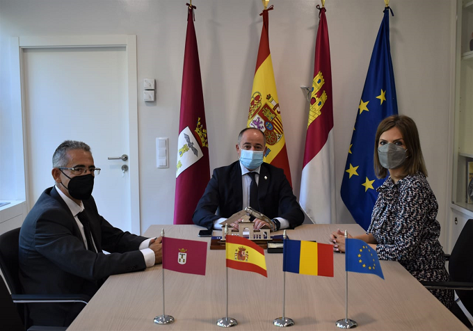 El alcalde de Albacete, Emilio Sáez, ha recibido a la nueva cónsul de Rumania en Castilla-La Mancha, Florenta Ciobotaru