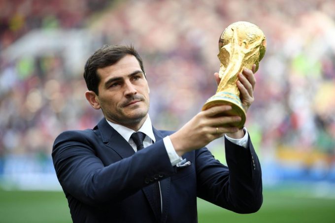 Fotbal – CM 2018 – Iker Casillas a adus în Piaţa Roşie din Moscova o copie a trofeului Cupei Mondiale