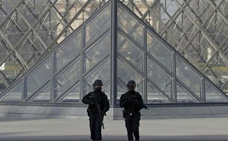 Franța – Atacatorul de la Luvru refuză să răspundă la întrebările anchetatorilor