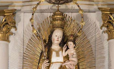 Harghita Statuia făcătoare de minuni a Fecioarei Maria de la Şumuleu-Ciuc va fi dusă la altarul de unde Papa va oficia liturghia