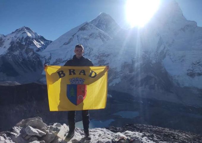 Hunedoara: Doi alpinişti din Brad, în expediţie în Himalaya; obiective - vârfurile Kallapatar şi Island Peak