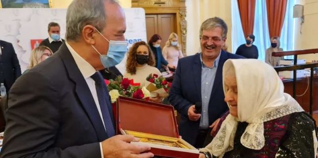 Hunedoara: O femeie de 88 de ani, declarată "Tezaur Uman Viu", a primit titlul de "Cetăţean de Onoare"
