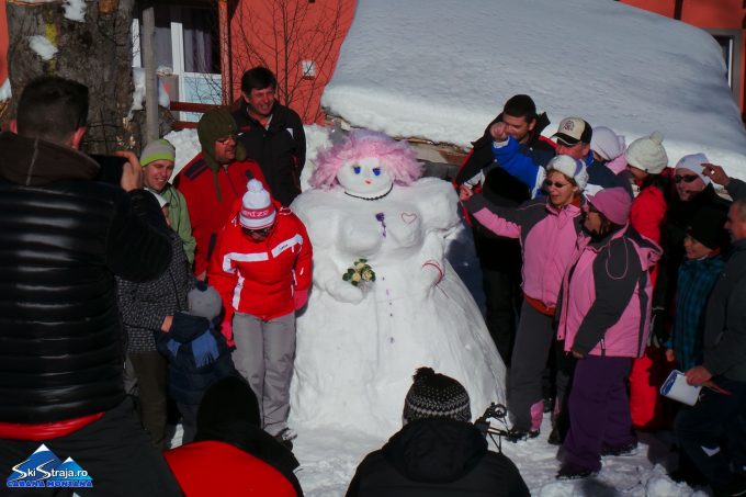 Hunedoara Oamenii de zăpadă intră în concurs la festivalul organizat în Straja