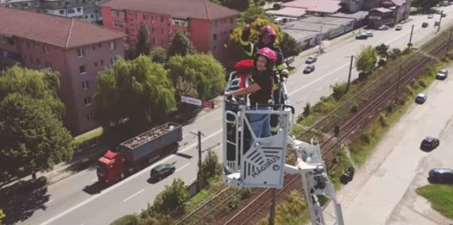 Hunedoara: Un pompier şi-a cerut iubita de soţie într-o nacelă de intervenţie, la 35 de metri înălţime
