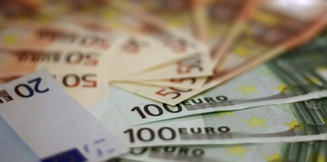 Iaşi: Recompensat de poliţişti după ce a găsit într-un bancomat peste 5.000 de euro şi i-a returnat
