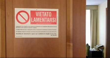 Interzis să vă plângeți! – noul anunț afișat pe ușa apartamentului papei Francisc