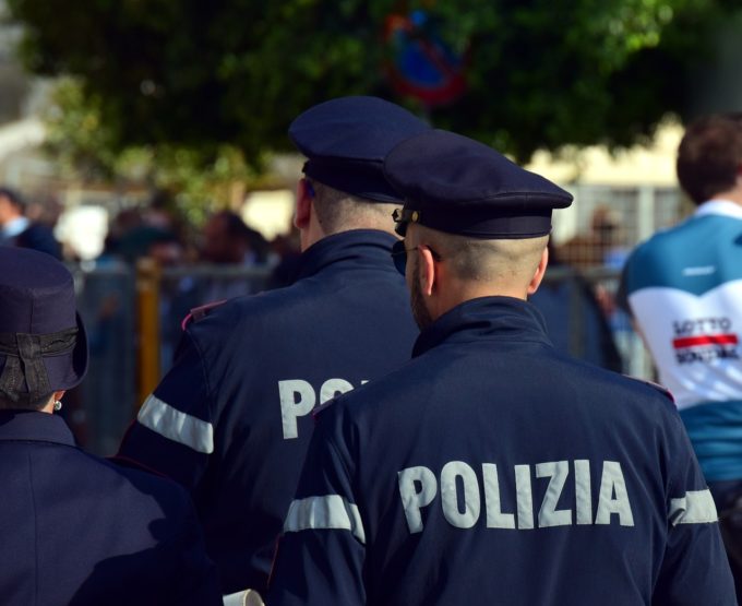 Italia: 9.000 de persoane acuzate că au încasat fraudulos ''venitul de cetăţenie'', ajutate de o reţea formată din români şi italieni