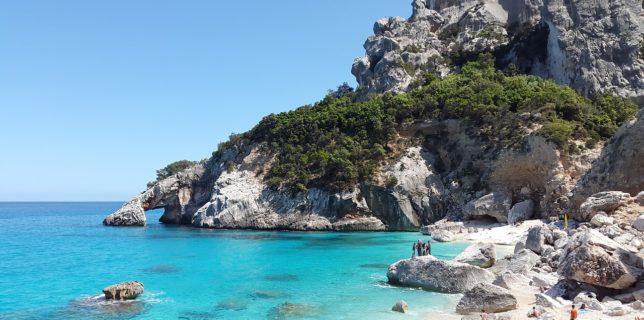 Italia: Peste 4 kg de nisip şi cochilii, confiscate de la turişti în Sardinia
