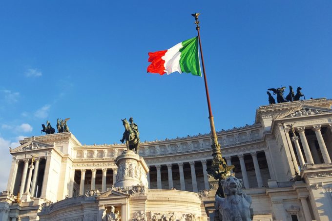 Italia impune obligativitatea purtării măştii în exterior şi extinde starea de urgenţă