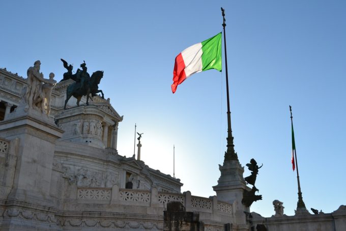 Italia ridică obligativitatea purtării măştii în aer liber începând cu data de 28 iunie