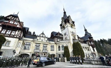 Klaus Iohannis a sosit la Castelul Peleș; i-a adus un ultim omagiu regelui Mihai