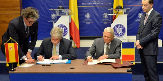 Los ministros de Exteriores de España y Rumanía firman un convenio para eliminar la doble imposición-1