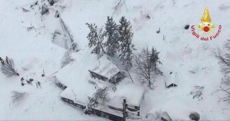 MAE – Trei cetățeni români, în hotelul lovit de avalanșă în Italia; operațiunile de salvare – în curs