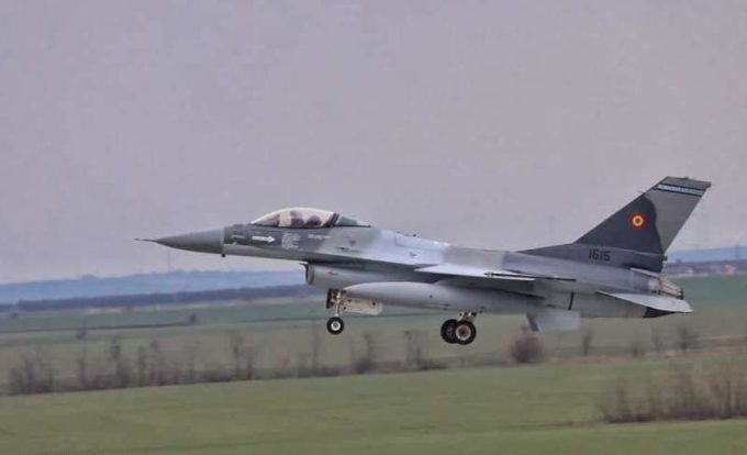 MApN: O aeronavă F-16 Fighting Falcon - adusă în România; aceasta completează Escadrila 53 a Forţelor Aeriene Române