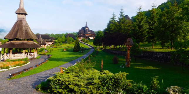 Maramureş Mocăniţa Cimitirul Vesel şi bisericile din patrimoniul UNESCO preferatele turiştilor vara