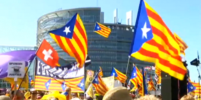 Mii de catalani manifestează în faţa Parlamentului European