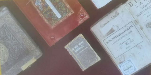 Muzeul Bibliei la Timișoara Expoziție cu ”geamăna” celei mai mici biblii din lume, duse pe Lună