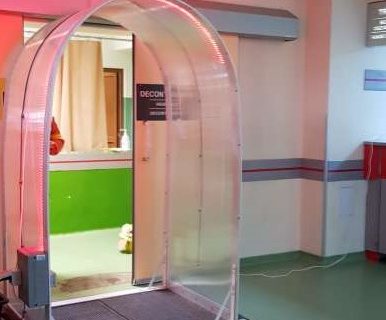 O asociaţie din Târgu Mureş a dotat UPU SMURD cu un tunel pentru dezinfectarea personalului medical
