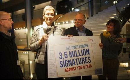 PE – O petiție cu 3,5 milioane de semnături împotriva CETA a fost prezentată la Strasbourg