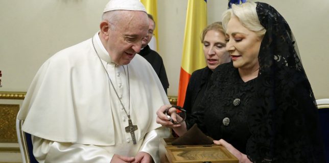 Papa în România Un ceas simbolic şi un album despre Biserica Romano-Catolică din România, oferite de premier Suveranului Pontif