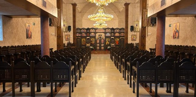 Parohia Ortodoxă Română „Sfântul Mare Mucenic Gheorghe” din Alcalá de Henares a încheiat proiectul de dotare cu 176 de strane fabricate în România (7)