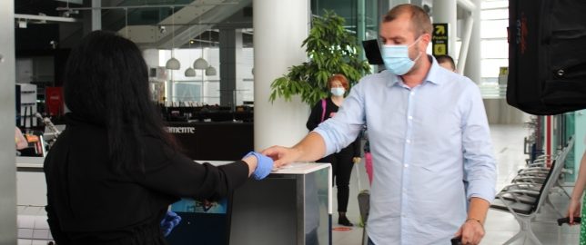 Pasagerii care intră în ţară prin Aeroportul Henri Coandă completează online declaraţia epidemiologică