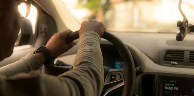 Patru din 10 şoferi români nu semnalizează toate manevrele pe care le fac în trafic (sondaj)